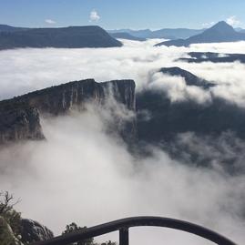 Una classica immagine delle gole: dal Belvedere de la dent de l'aire, al mattino, le nebbie salgono e si dissolvono contro le grandi pareti dell'Escales