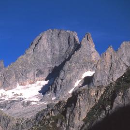 Da sinistra a destra i tre spigoli (Normale Badile, Marimonti alla Punta Sertori e Spigolo Vinci al Cengalo): forme granitiche che si ripetono.