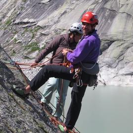 Le belle e facili vie delle placche sopra il lago si prestano perfettamente ad un primo approccio con la roccia dell'Albigna.